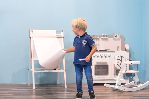 Met handig uitrolbare papierrol.