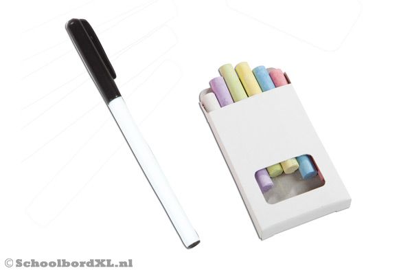Inclusier pen en krijtjes.