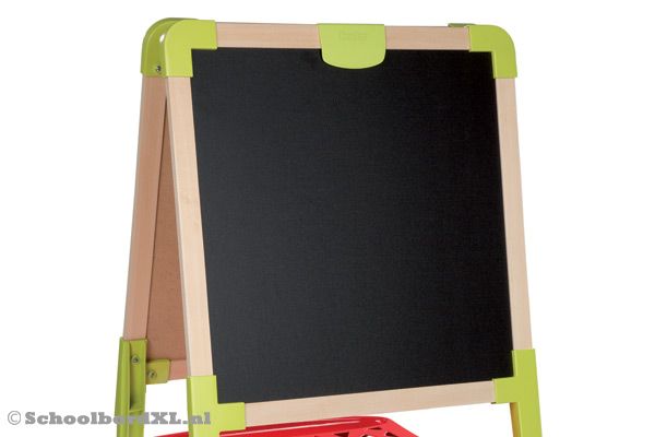 Met een ruim krijtbord.